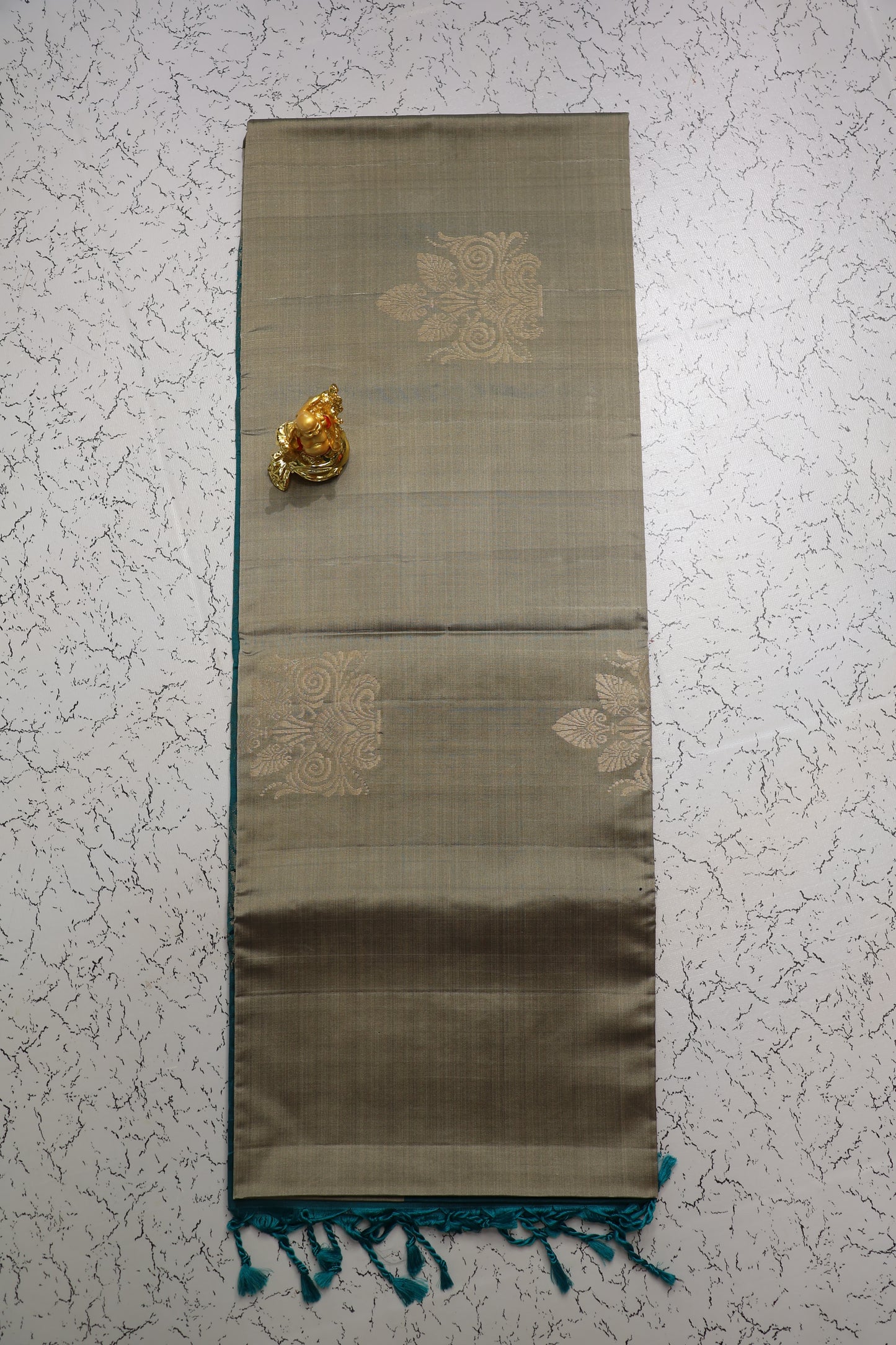 Traditional and Premium Hand Woven Semi Gray silk Saree with Rama Green Pallu