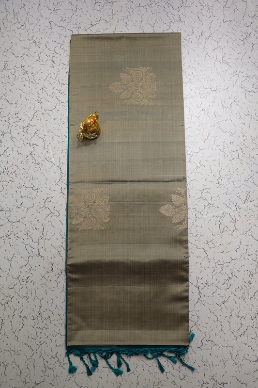 Traditional and Premium Hand Woven Semi Gray silk Saree with Rama Green Pallu